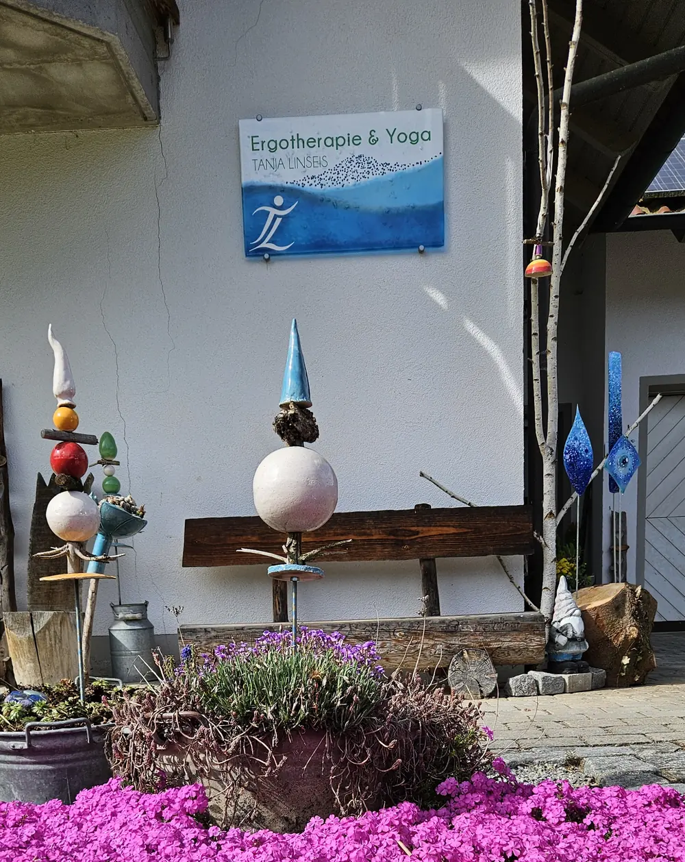 Eingang der Praxis Tanja Linseis mit dem Praxisschild am Impenbacher Weg 1