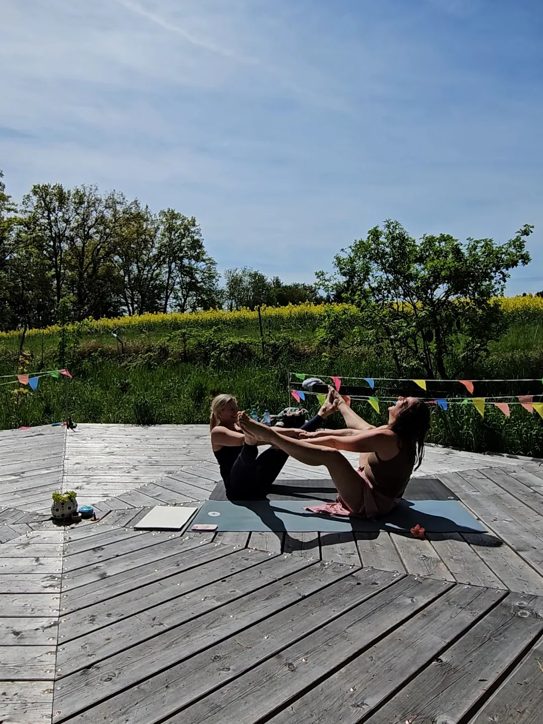 Gemeinsames Yoga auf der Waldplattform